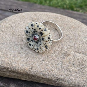 Ring med dalmatisk sten och rubin, 925 sterlingsilver med blommor