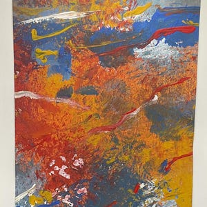 Puede incluir: Pintura abstracta con una vibrante mezcla de colores. La obra presenta pinceladas audaces en tonos de rojo, naranja, amarillo, azul y blanco. La pintura tiene una sensación dinámica y enérgica, con una firma en la esquina inferior derecha.