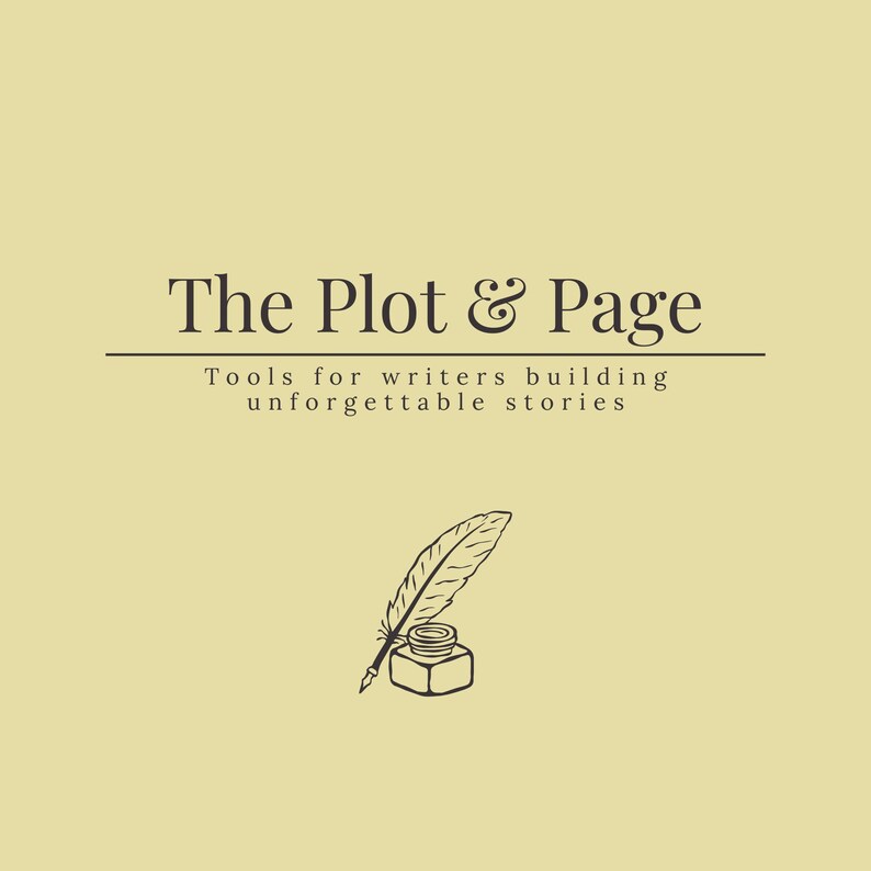 Może przedstawiać: Jasnoż&oacute;łta grafika z ciemnobrązowym napisem The Plot & Page, po kt&oacute;rym następuje podtytuł Tools for writers building unforgettable stories. Pod tekstem znajduje się ciemnobrązowy rysunek liniowy pi&oacute;ra spoczywającego w kałamarzu.