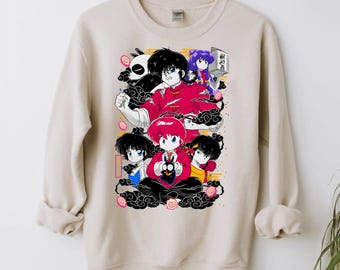 Könnte beinhalten: Beiges Sweatshirt mit einem farbenfrohen Anime-Motiv. Das Design zeigt mehrere Charaktere mit schwarzen, roten und blauen Haaren, vor dem Hintergrund wirbelnder schwarzer Wolken und eines Pandas. Das Design ist mittig auf der Vorderseite des Sweatshirts platziert.