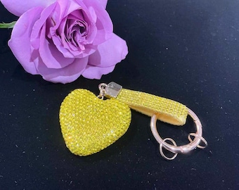Llavero de corazón amarillo con diamantes de imitación, dije para bolso con brillo de polvo de arcilla, accesorio para correa de muñeca