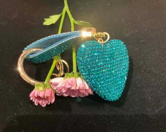 Llavero de corazón turquesa con diamantes de imitación, dije brillante para bolso de mano