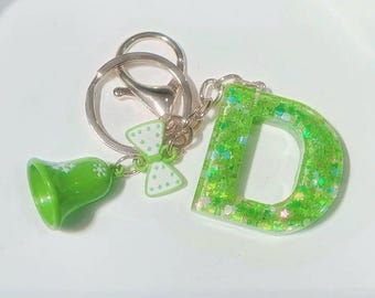 Llavero de resina verde con letras y copos de nieve, llavero con inicial personalizada, llavero con dije de campana de invierno, bonito dije para bolso, regalo para niñas.