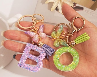 Llavero con inicial de resina – Colgante de mariposa hecho a mano, accesorio personalizado para bolsos
