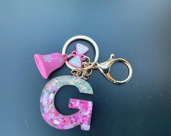 Llavero personalizado de resina con inicial rosa brillante, dije para bolso