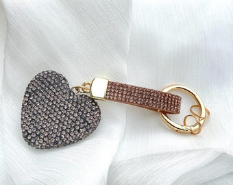 Llavero de corazón con diamantes de imitación gris ahumado – Charm de bolsa de arcilla hecha a mano