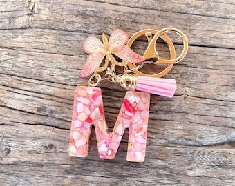 Llavero inicial de resina de coral con dije de mariposa – Charm personalizado para bolso con mosaico brillante