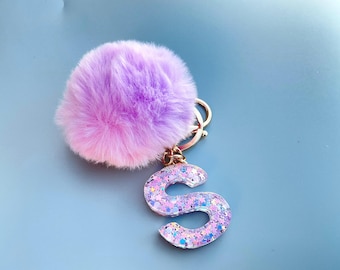 Llavero personalizado con pompón morado, dije inicial de resina con copo de nieve brillante, accesorio para mochila o bolso.