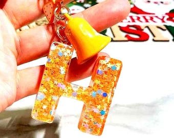 Llavero de resina naranja con inicial y campana, llavero personalizado con letra