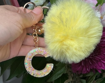 Llavero personalizado con pompón de piel sintética y letra de resina brillante