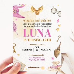 Puede incluir: Una invitación caprichosa con un diseño de acuarela. La invitación dice "wizards and witches" y anuncia "LUNA IS TURNING 12TH". El diseño incluye un sombrero de bruja rosa, alas doradas, gafas, estrellas y una escoba.