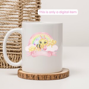Op de afbeelding: Witte keramische mok met een cartoon bijenillustratie, regenboog, wolken en honingraat. De bij houdt een cupcake vast. Een roze banner staat eronder. De tekst "This is only a digital item" staat erboven.