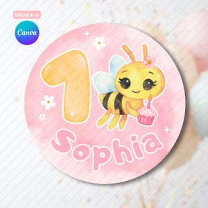 Puede incluir: Un círculo rosa con efecto acuarela que presenta una abeja de dibujos animados sosteniendo una magdalena con una vela encendida. También están presentes el número 1 y el nombre "Sophia". El texto "Editable in Canva" está en la esquina superior izquierda.