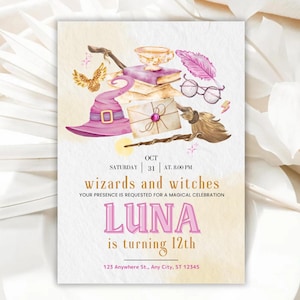 Puede incluir: Una invitación caprichosa con un diseño de acuarela. Presenta un sombrero de bruja morado, libros, una taza de té, gafas, una pluma y una escoba. El texto dice "wizards and witches" y anuncia una fiesta de cumpleaños para Luna, que cumple 12 años.