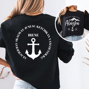 Puede incluir: Sudadera negra con un dise&ntilde;o de ancla blanca y el nombre "Irene" en el centro. El ancla est&aacute; rodeada por un texto circular que dice "Glacier Bay - Skagway - Juneau - Ketchikan - Vancouver, B.C." Una imagen m&aacute;s peque&ntilde;a muestra una sudadera negra con "Cruisin' Together Alaska" y un ancla.
