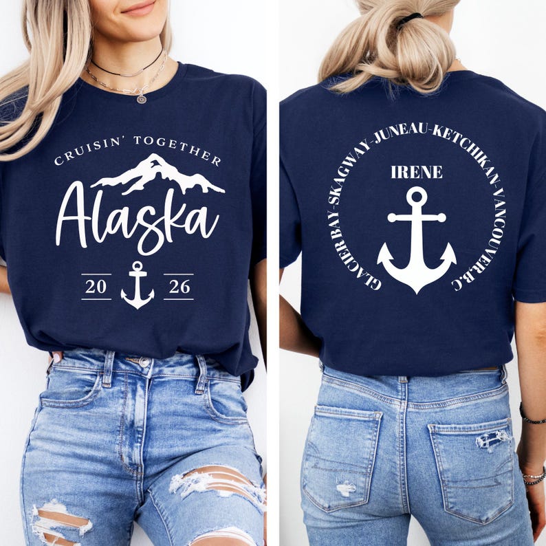 Puede incluir: Camiseta azul marino con texto y gr&aacute;ficos blancos. La parte delantera de la camiseta dice "Cruisin' Together Alaska 2026" con un dise&ntilde;o de monta&ntilde;a y ancla. La parte trasera de la camiseta tiene un dise&ntilde;o circular con el nombre "Irene" y un ancla.