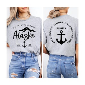 Puede incluir: Una camiseta gris claro con el texto "Cruisin' Together Alaska" y un gr&aacute;fico de ancla. La parte trasera de la camiseta presenta un dise&ntilde;o circular con el nombre "Jessica" y un ancla, rodeado de texto que incluye "Glacier Bay".