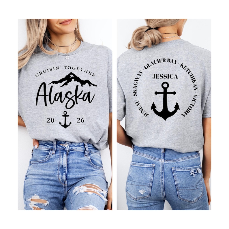 Puede incluir: Una camiseta gris claro con el texto "Cruisin' Together Alaska" y un gr&aacute;fico de ancla. La parte trasera de la camiseta presenta un dise&ntilde;o circular con el nombre "Jessica" y un ancla, rodeado de texto que incluye "Glacier Bay".