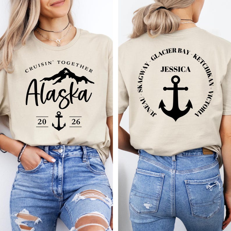 Puede incluir: Camiseta beige con texto y gr&aacute;ficos negros. La parte delantera dice "Cruisin' Together Alaska" con un gr&aacute;fico de monta&ntilde;a y un ancla. La parte trasera presenta un dise&ntilde;o circular con "Glacier Bay, Ketchikan, Victoria, Skagway, Juneau" y un ancla.