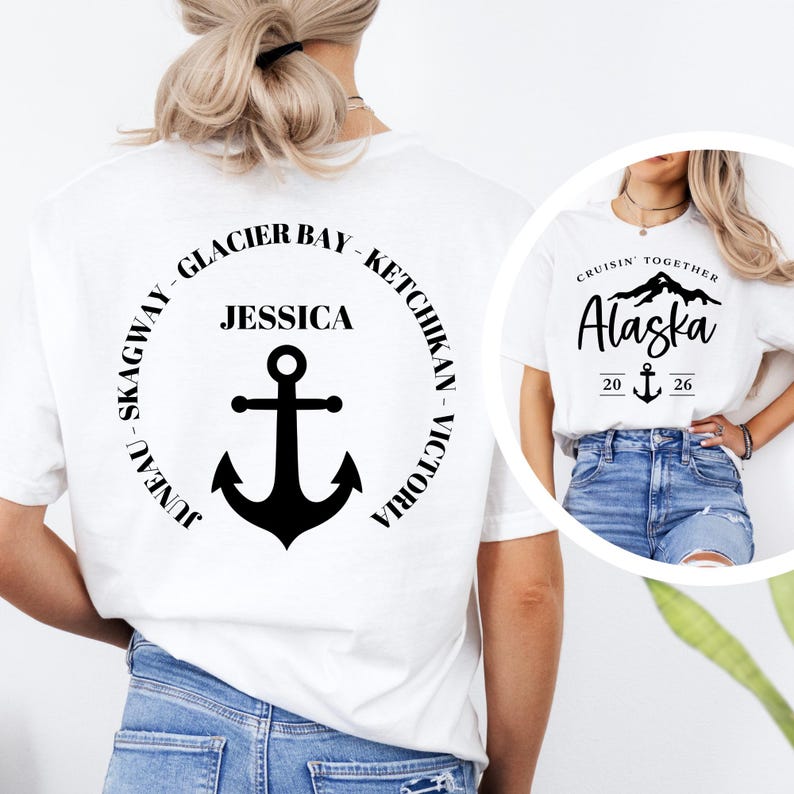 Puede incluir: Camisetas blancas con dise&ntilde;os gr&aacute;ficos negros. Una camiseta presenta un ancla con el nombre "Jessica" y las palabras "Juneau, Skagway, Glacier Bay, Ketchikan, Victoria" en un c&iacute;rculo. La otra camiseta dice "Cruisin' Together Alaska" con un ancla.