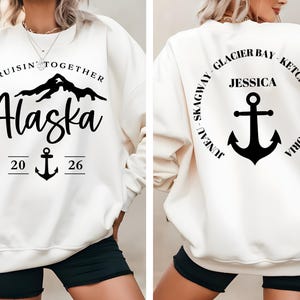 Puede incluir: Sudadera color crema con texto y gr&aacute;ficos negros. La parte delantera presenta "Cruisin' Together Alaska" con un gr&aacute;fico de monta&ntilde;a y ancla. La parte trasera tiene un dise&ntilde;o circular con "Glacier Bay, Ketchikan, Victoria" y un ancla.