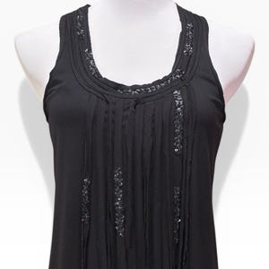 BCBG Black Sleeveless Top, Fringe Front and Back Round Neckline Sequin Detail imagen 2