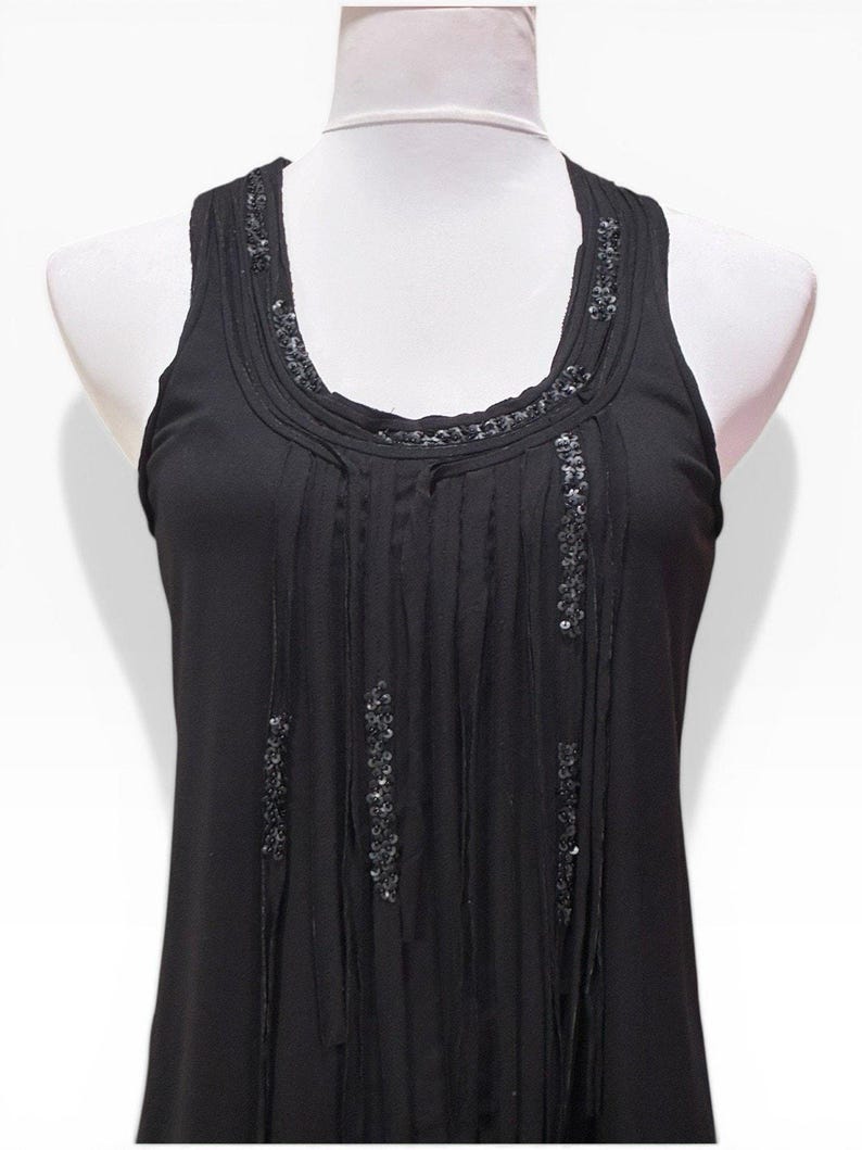 BCBG Black Sleeveless Top, Fringe Front and Back Round Neckline Sequin Detail imagen 2