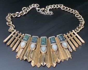 Vintage Gold Ton Fransen Halskette Grüner Stein Ägyptischer Revival Lätzchen