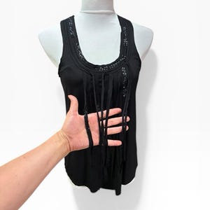 BCBG Black Sleeveless Top, Fringe Front and Back Round Neckline Sequin Detail imagen 7