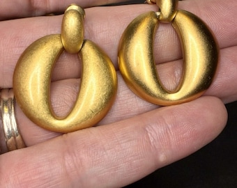 Trifari Minimalist Matte Gold Open Oval Hoop Large Dangle Earrings 1980-90