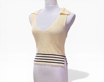 Chaleco de punto color crema, talla XS, estilo preppy, sin mangas, con dobladillo a rayas náuticas, cuello en V, minimalista y elegante, estilo costero.