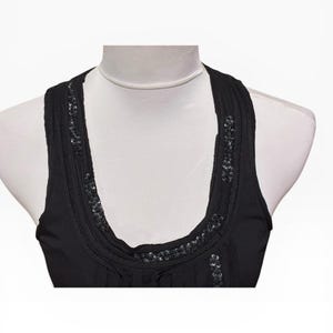 BCBG Black Sleeveless Top, Fringe Front and Back Round Neckline Sequin Detail imagen 3