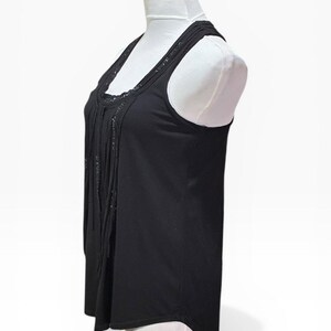 BCBG Black Sleeveless Top, Fringe Front and Back Round Neckline Sequin Detail imagen 4