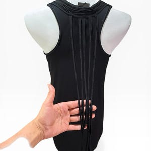 BCBG Black Sleeveless Top, Fringe Front and Back Round Neckline Sequin Detail imagen 6