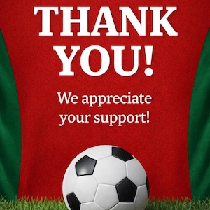 K&ouml;nnte beinhalten: Ein Fu&szlig;ball liegt auf gr&uuml;nem Gras vor einem roten Hintergrund mit den Worten "THANK YOU!" und "We appreciate your support!" in wei&szlig;er Schrift. Im Hintergrund ist gr&uuml;ner und roter Stoff zu sehen.