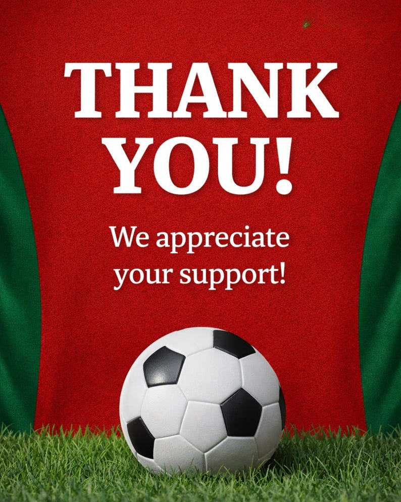 K&ouml;nnte beinhalten: Ein Fu&szlig;ball liegt auf gr&uuml;nem Gras vor einem roten Hintergrund mit den Worten "THANK YOU!" und "We appreciate your support!" in wei&szlig;er Schrift. Im Hintergrund ist gr&uuml;ner und roter Stoff zu sehen.