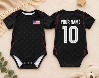 Maglietta personalizzabile per neonati con logo USA, body patriottico, completo con nome e numero USA e stella nera.