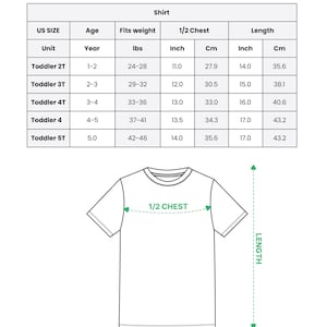 K&ouml;nnte beinhalten: Wei&szlig;es Kleinkind-Fu&szlig;balltrikot mit Gr&ouml;&szlig;entabelle. Die Tabelle zeigt Ma&szlig;e in Zentimetern f&uuml;r Brust und L&auml;nge sowie Gewicht in Kilogramm. Das Shirt tr&auml;gt den Text "ALL-OVER PRINT KID SOCCER JERSEY SHIRT".