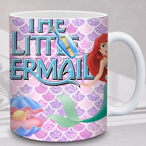 Puede incluir: Taza de cer&aacute;mica blanca con el texto "THE LITTLE MERMAID" en azul y blanco. La taza presenta una ilustraci&oacute;n de sirena, un mensaje en una botella y una concha con una perla. El fondo es un patr&oacute;n de escamas rosas y moradas.