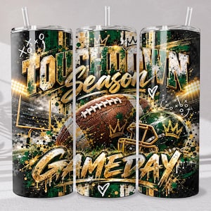 Puede incluir: Un vaso cilíndrico con pajita que presenta un diseño de fútbol americano en verde, negro y dorado. Incluye un balón, un casco, un poste de meta y el texto "TOUCHDOWN SEASON" y "GAMEDAY" con detalles de coronas y corazones.
