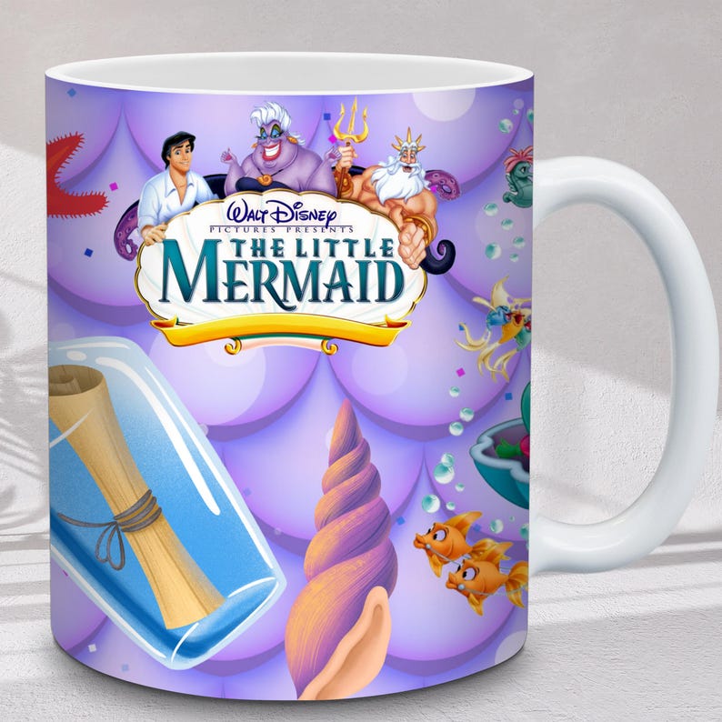 Puede incluir: Taza de cer&aacute;mica blanca con un dise&ntilde;o colorido de "La Sirenita" de Disney. El dise&ntilde;o incluye personajes como Ariel, &Uacute;rsula y el Rey Trit&oacute;n, junto con el logotipo de la pel&iacute;cula, una concha y un pergamino en una botella.
