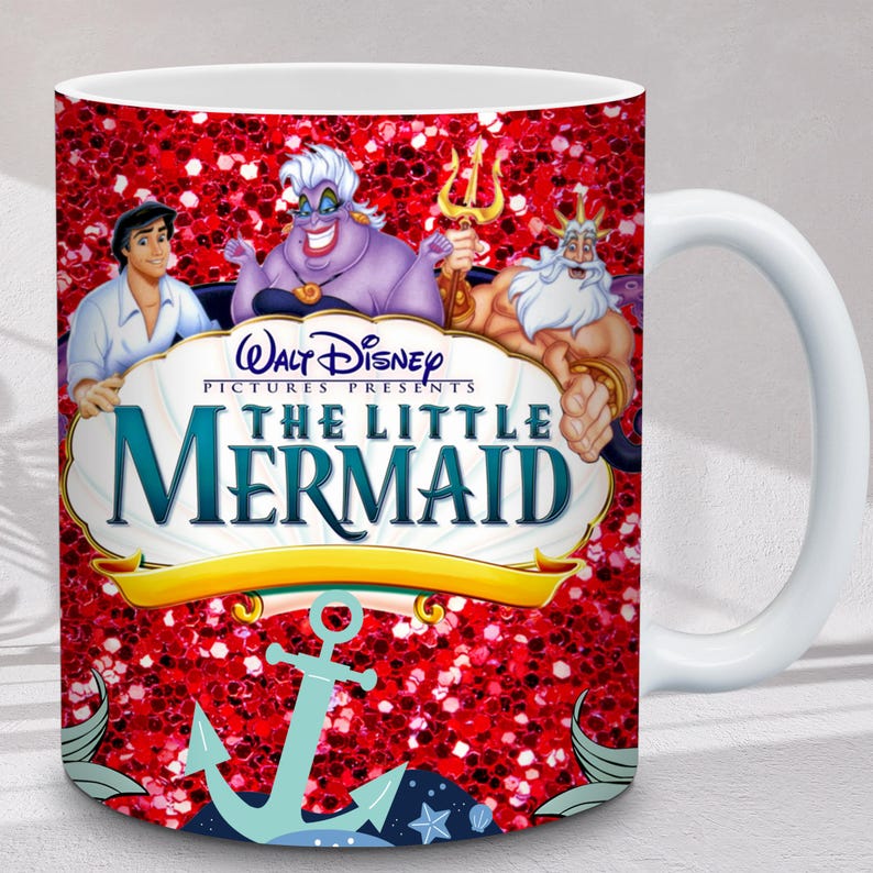 Puede incluir: Taza de cer&aacute;mica blanca con personajes de "La Sirenita" de Disney sobre un fondo rojo brillante. La taza incluye a Ariel, &Uacute;rsula y el Rey Trit&oacute;n. La taza tambi&eacute;n tiene un ancla y el t&iacute;tulo de la pel&iacute;cula.