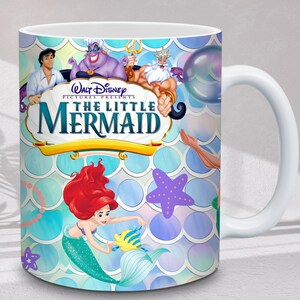 Puede incluir: Taza de cer&aacute;mica blanca con el t&iacute;tulo de la pel&iacute;cula "La Sirenita" con Ariel, Flounder y otros personajes. La taza tiene un asa blanca y un dise&ntilde;o colorido con tem&aacute;tica de sirenas.
