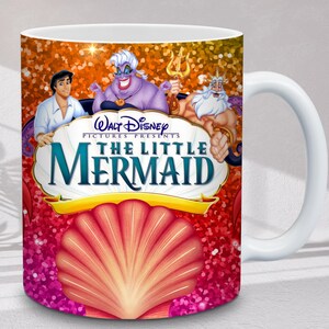 Puede incluir: Taza de cer&aacute;mica blanca con el cartel de la pel&iacute;cula "La Sirenita" de Disney. El dise&ntilde;o incluye a Ariel, &Uacute;rsula, el Rey Trit&oacute;n y el t&iacute;tulo de la pel&iacute;cula. El fondo es naranja y rosa brillante.