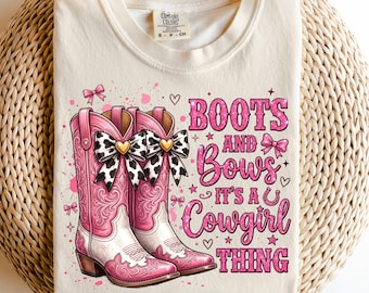 Stövlar och rosetter PNG, sublimering av cowgirl, clipart med westernflickor, rosa cowgirlskjortadesign, countryrodeo PNG