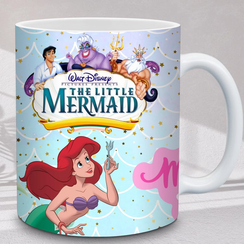Puede incluir: Taza de cer&aacute;mica blanca con personajes de La Sirenita de Disney. El dise&ntilde;o incluye a Ariel, el Pr&iacute;ncipe Eric, &Uacute;rsula, el Rey Trit&oacute;n y el t&iacute;tulo de la pel&iacute;cula sobre un fondo azul claro con estrellas doradas.