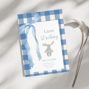 Sjabloon uitnodiging 1e verjaardag jongen | Kaart met blauwe gingangkonijn | Bewerkbare canvasuitnodiging | Downloaden in babyshowerstijl