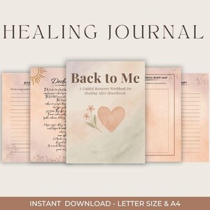 Op de afbeelding: Een verzameling open dagboeken met de tekst "HEALING JOURNAL" bovenaan. De centrale dagboekomslag luidt "Back to Me: A Guided Recovery Workbook for Healing After Heartbreak". De dagboeken hebben een zacht, aquarelachtig ontwerp met bloemen- en hartmotieven.
