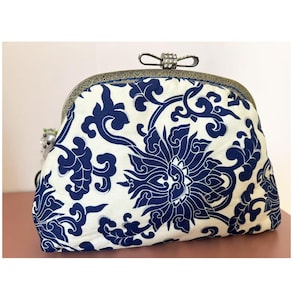 Bolsa de viagem para eletrônicos com fecho Floral Kiss, suporte para carregador Bluetooth, estojo para óculos de sol/óculos de grau, bolsa para acessórios de tecnologia, organizador de maquiagem, bolsa de cosméticos