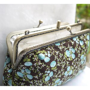 Monedero con cierre de doble beso con diseño floral, funda para teléfono con Bluetooth para gafas de sol o anteojos, bolso de mano para mujer, organizador de joyas, bolsa de cosméticos para maquillaje de dama de honor